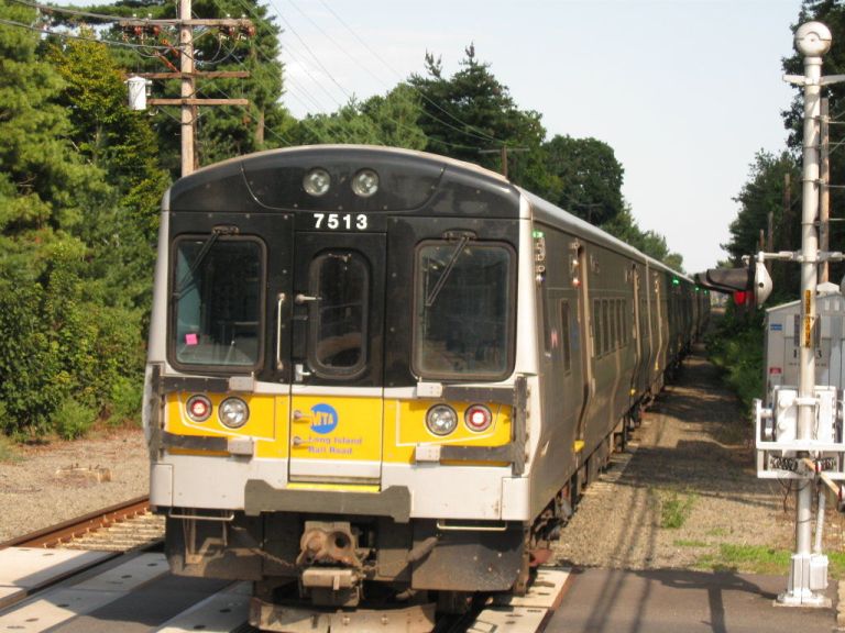 Train hits, kills man at New Hyde Park LIRR station