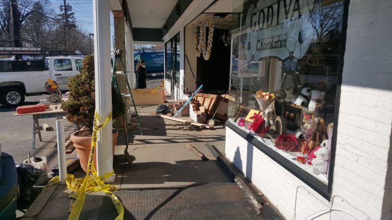SUV crashes Manhasset wedding store SUV crashes Manhasset wedding store