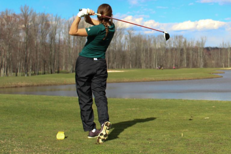 Pioneers women’s golf team ‘wedging’ way into history