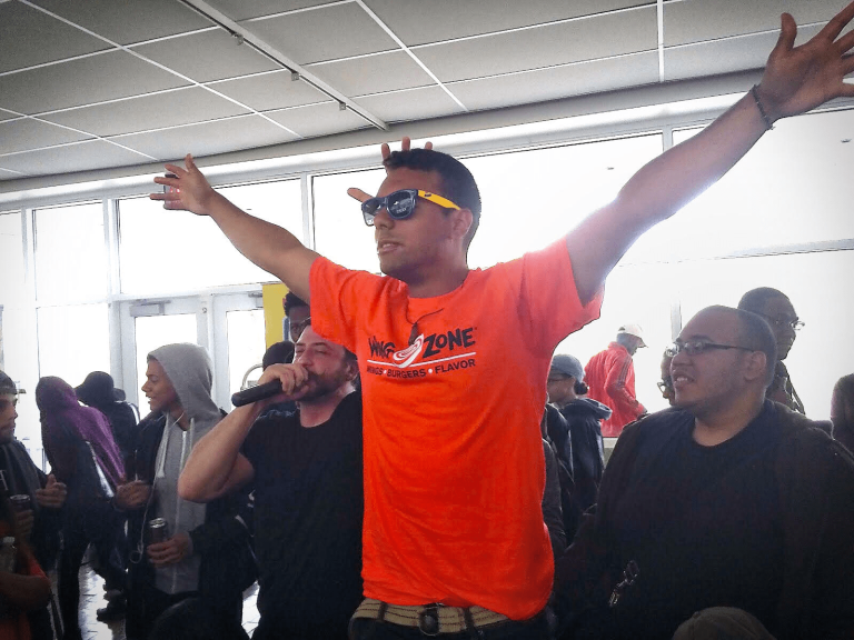 Three get leg up in wing eating contest