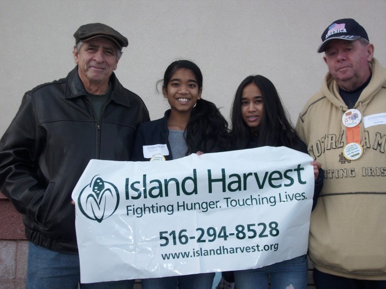 Island Harvest event draws diverse volunteers Island Harvest event draws diverse volunteers