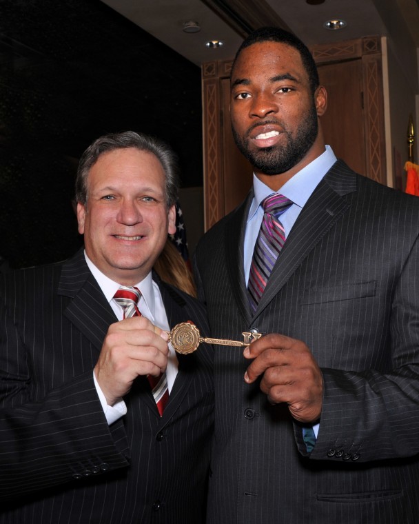 Giants star Tuck honored at New Hyde Park eatery