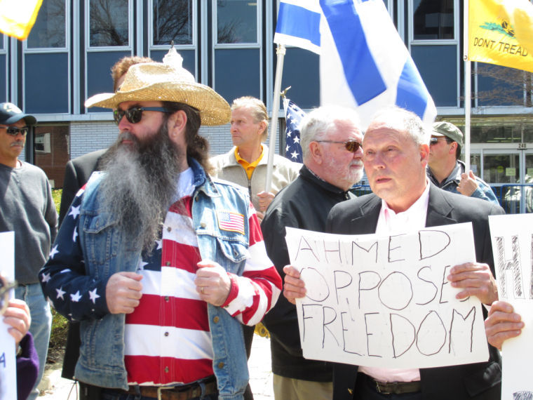 Under tight security, Geller addresses crowd of hundreds at Chabad