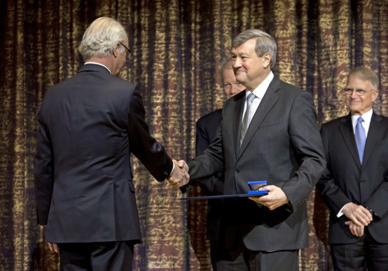 King of Sweden gives Manhasset doc award