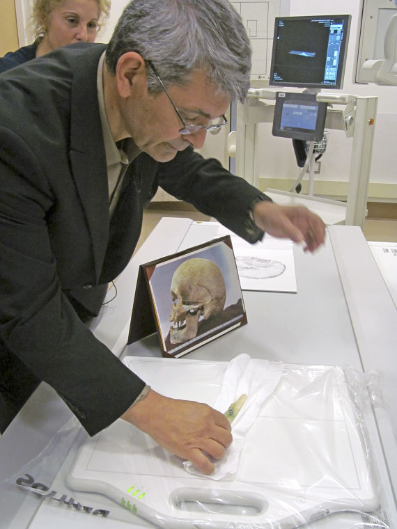 LIJ examines 2,500-year-old wound LIJ examines 2,500-year-old wound