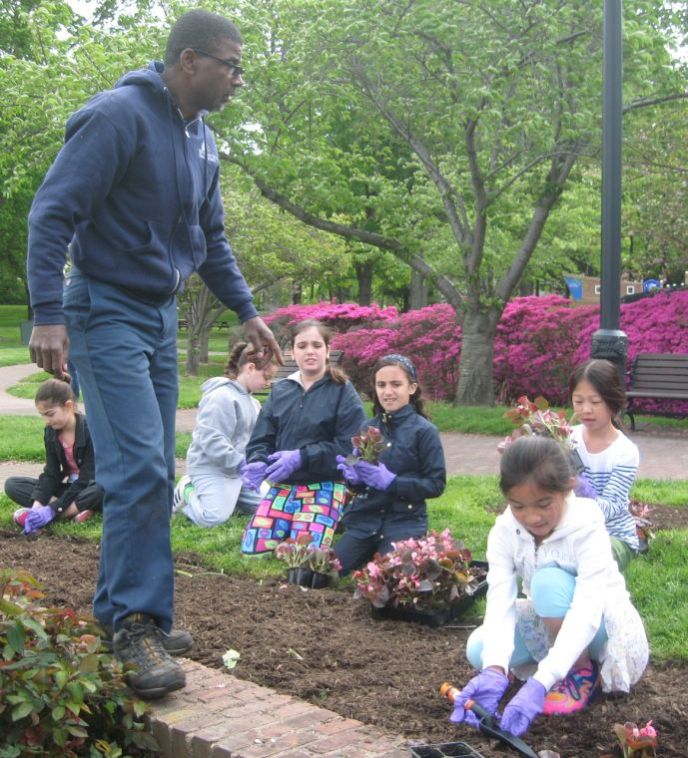 4th graders beautify Steppingstone