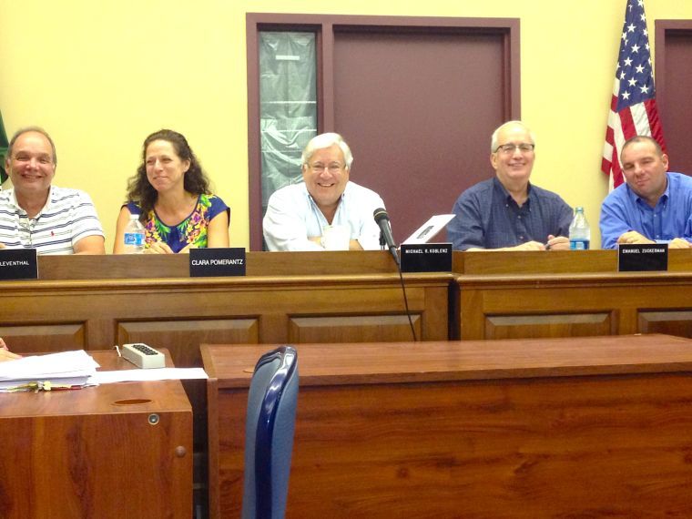 East Hills trustees OK petition for no-parking sign East Hills trustees OK petition for no-parking sign