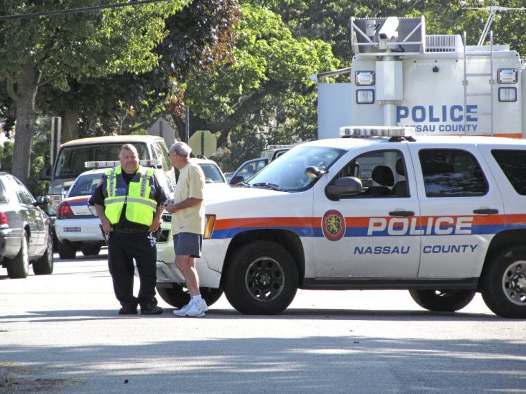 Veteran cop shot chasing suspect