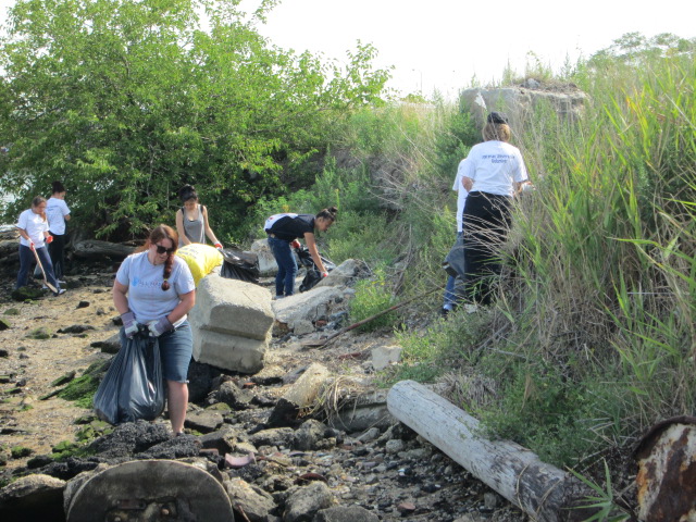 Congregation helps clean up Long Beach