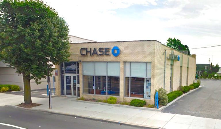 Man robs Chase Bank in Mineola