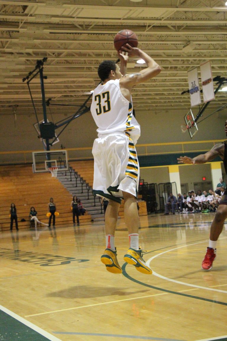 Last-second shot lifts Pioneers over Queens Last-second shot lifts Pioneers over Queens