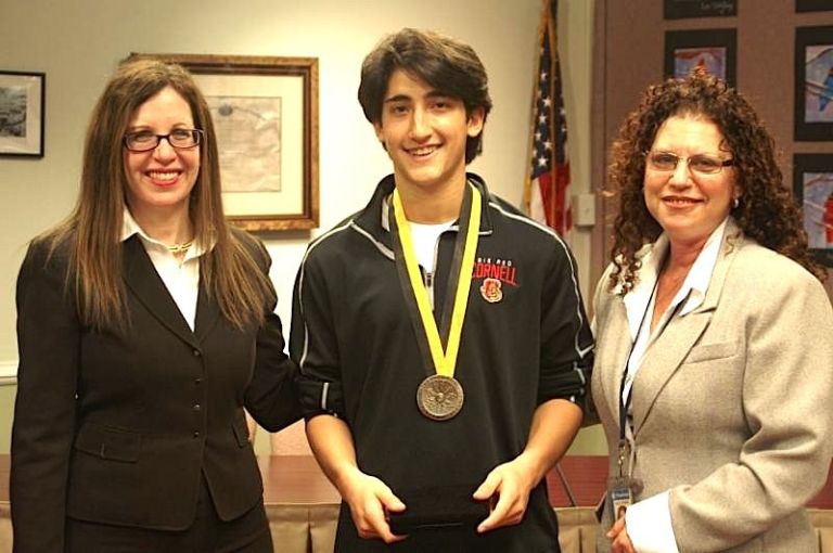 Roslyn High senior named state’s top volunteer Roslyn High senior named state’s top volunteer