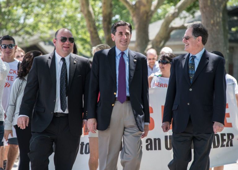 Students, pols march to end bullying Students, pols march to end bullying