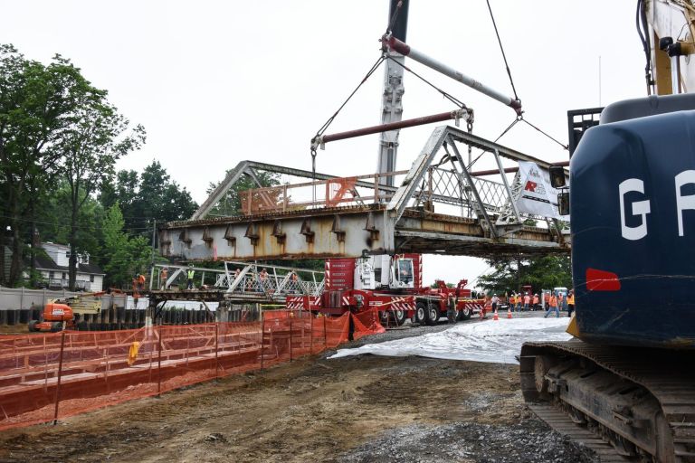 MTA demolishes Colonial Road Bridge MTA demolishes Colonial Road Bridge