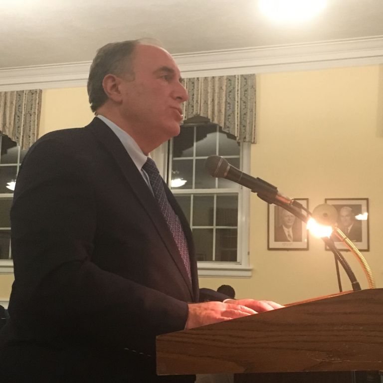 Top cop law draws fire in Floral Park Top cop law draws fire in Floral Park