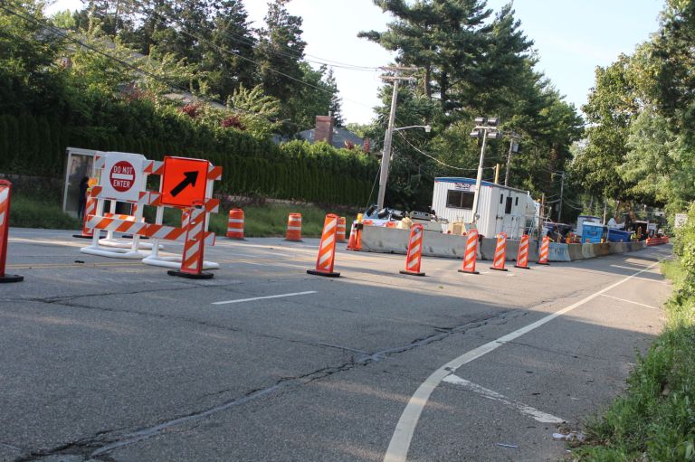 Lanes closed for Roslyn Road work Lanes closed for Roslyn Road work