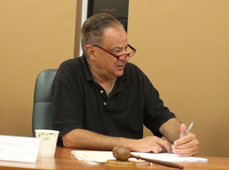 Roslyn Estates board discusses road repairs Roslyn Estates board discusses road repairs