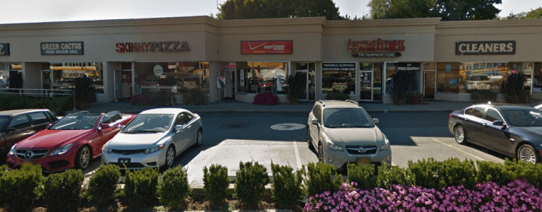 Roslyn Heights store robbed in daylight