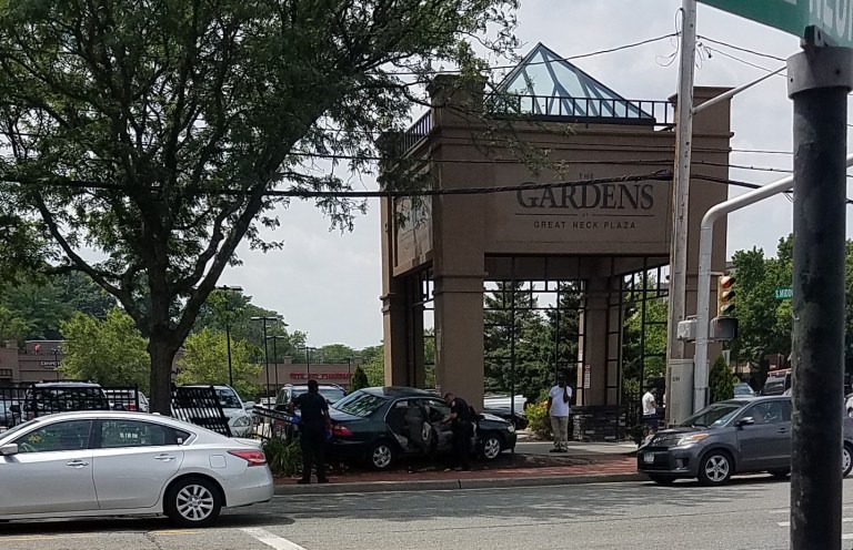 Car crashes into the Gardens at Great Neck column