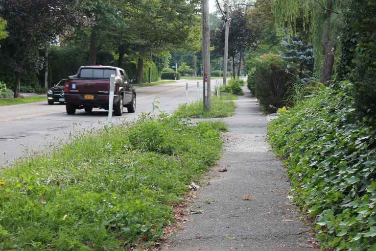 East Williston to replace asphalt sidewalks with pavers East Williston to replace asphalt sidewalks with pavers