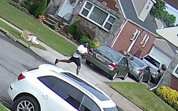 Cops release photo of New Hyde Park purse-snatcher Cops release photo of New Hyde Park purse-snatcher
