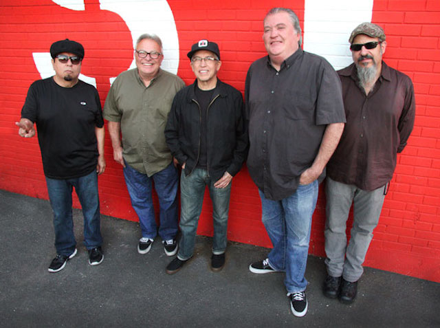 Los Lobos and Earle together in concert Los Lobos and Earle together in concert
