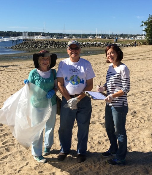 D’Urso aids in beach clean up in Manorhaven