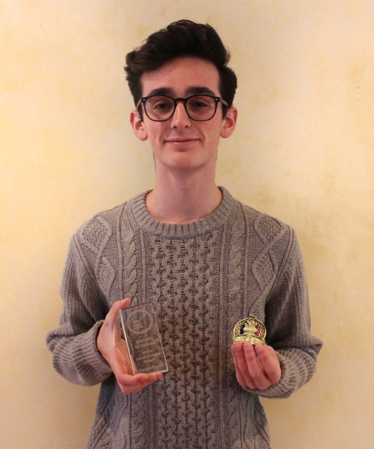 Roslyn junior earns quarterfinal honor at Varsity Lincoln Douglas Debate Roslyn junior earns quarterfinal honor at Varsity Lincoln Douglas Debate