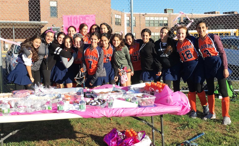 Field hockey team fundraises for breast cancer awareness