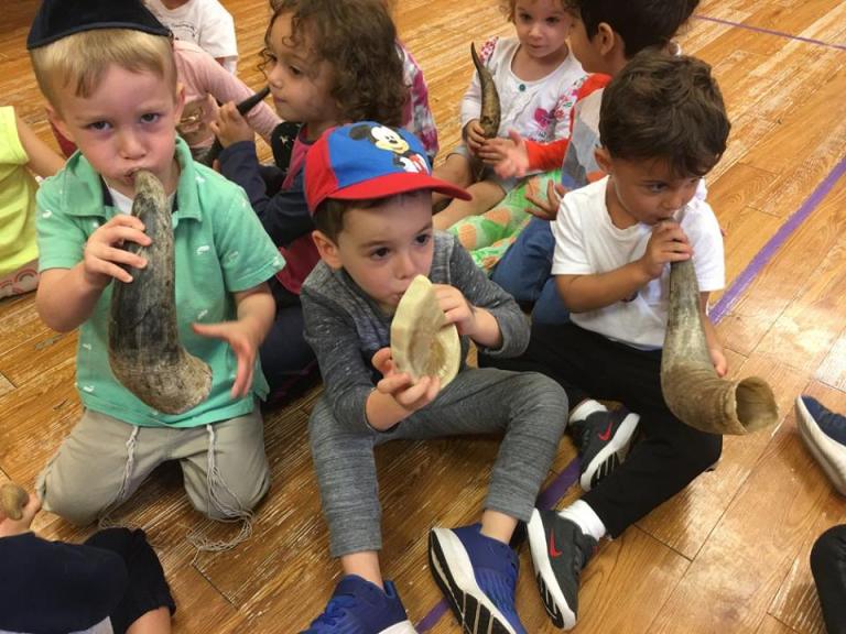 Silverstein students explore traditions of Rosh Hashanah