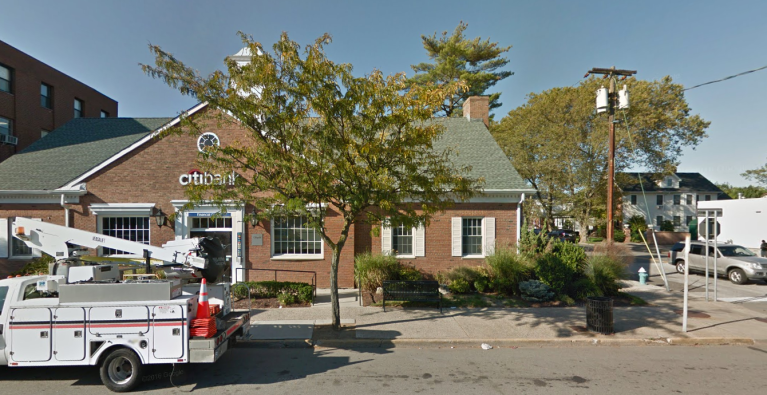 Man flees after attempted Floral Park bank robbery, police say