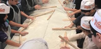 Students bake Matzah at JLE Hebrew School in Lake Success. (Photo courtesy of Chumy Chumy Ezagui)