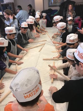 Students bake Matzah at JLE Hebrew School in Lake Success. (Photo courtesy of Chumy Chumy Ezagui)