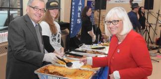 Assemblyman Anthony D’Urso dishing out dinner, O'Hara's Ale House Grill Manager Virginia Kohn and North Hempstead Town Supervisor Judi Bosworth. (Photo by Jeff Stone of the Kiwanis Club Manhasset-Port Washington)