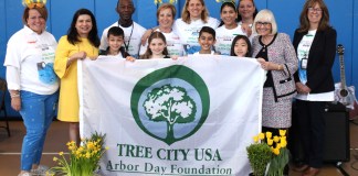 Supervisor Judi Bosworth and Council Member Anna Kaplan poses with students from Mrs. Ulmann’s third grade class and Assistant Principal Kathleen Murray. (Photo courtesy of the Town of North Hempstead)