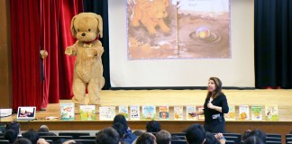 Children's author Alyssa Satin Capucilli visited Parkville students – and brought a friend with her. (Photo courtesy of Great Neck Public Schools)