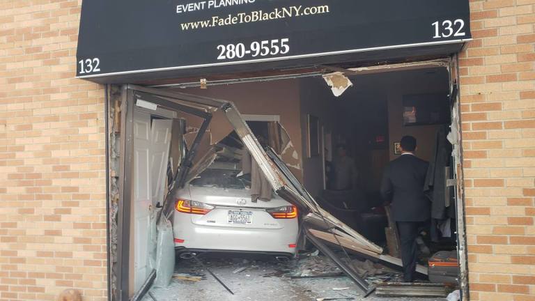 Car crashes into Mineola photography studio Car crashes into Mineola photography studio