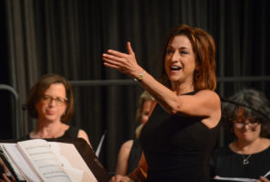 Deborah Tartell gives a shout out to the musicians. (Photo by Janelle Clausen)
