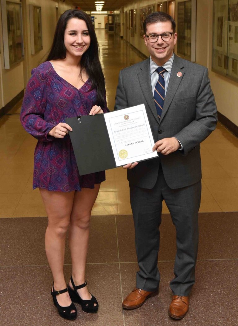 Schnirman presents innovation award to Schreiber student