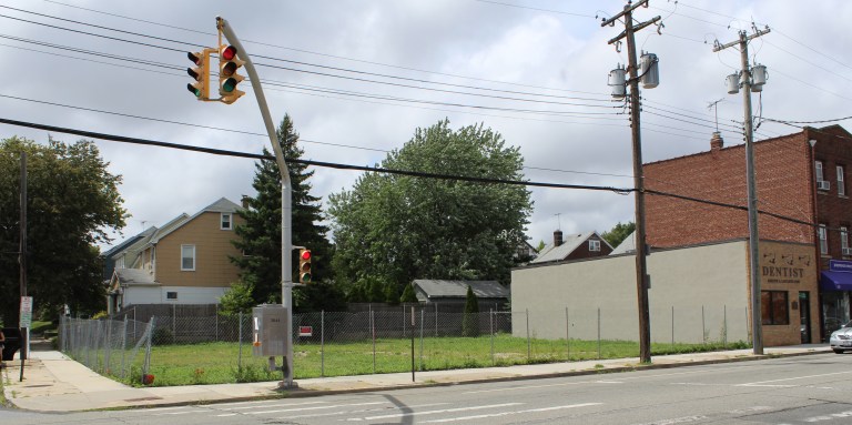 Residents oppose plan for Willis Avenue apartments