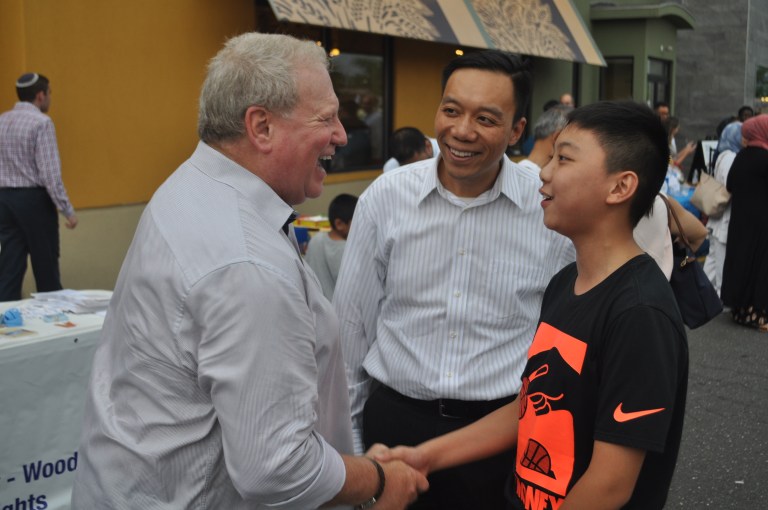 Drucker thanks sponsors for National Night Out at Broadway Commons