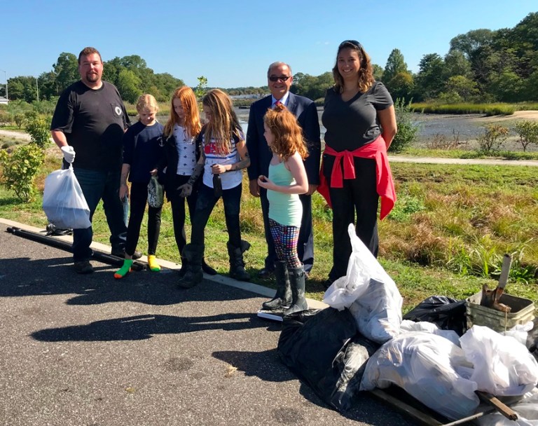 D’Urso thanks cleanup crew at Manorhaven Beach