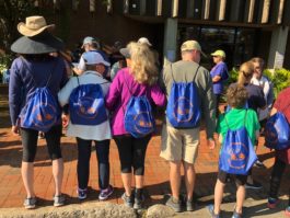 Walkers received free bags for participating. (Photo courtesy of the Great Neck Student Aid Fund)