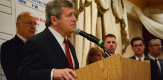 Nassau County Republican Chairman Joseph Cairo addresses event attendees about election results. (Photo by Janelle Clausen)