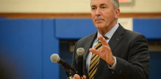 Michael Balboni, the head of RedLand Strategies and a former state senator, discusses the external security audit's results with meeting attendees. (Photo by Janelle Clausen)