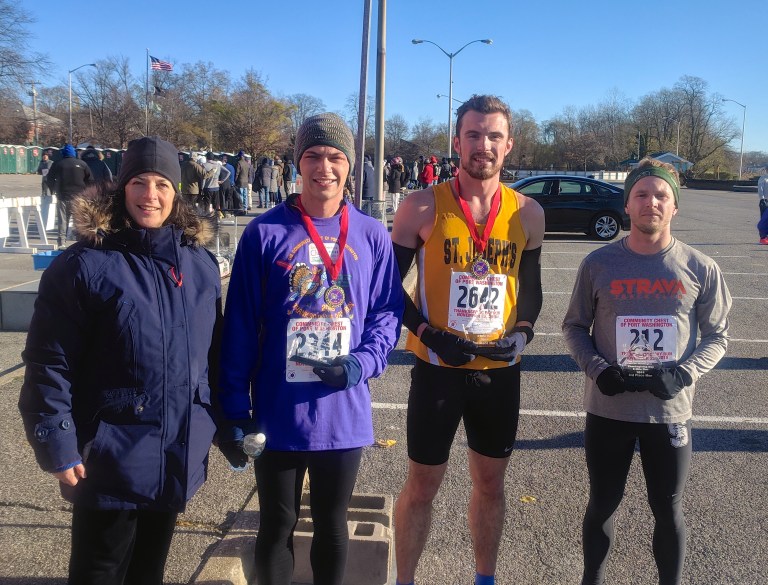 Runners battle cold on Thanskgiving Runners battle cold on Thanskgiving