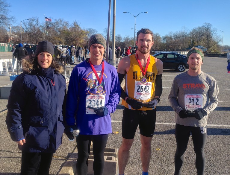 Runners battle cold on Thanskgiving