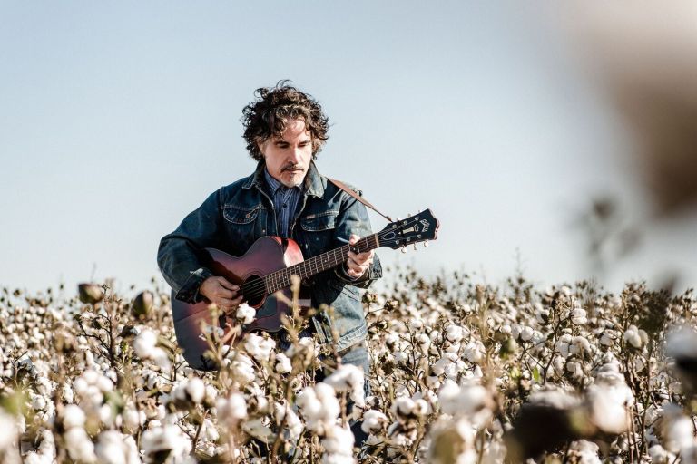 John Oates returns to music roots