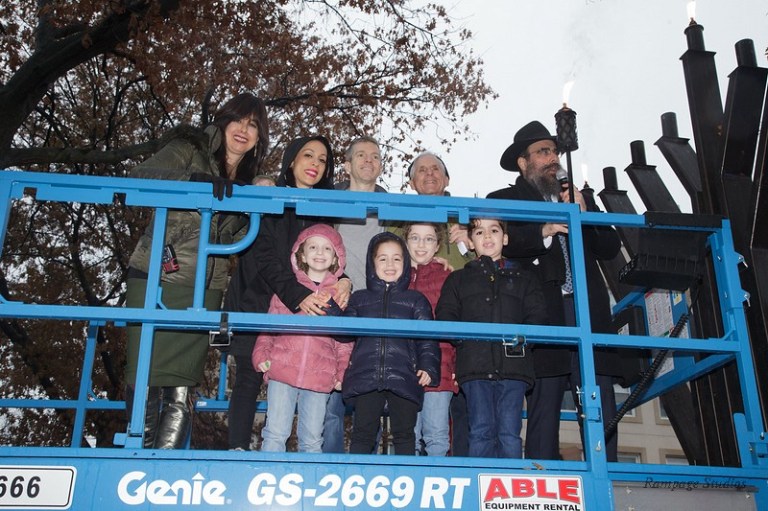 Hundreds gather in Port Washington to ring in the holiday season