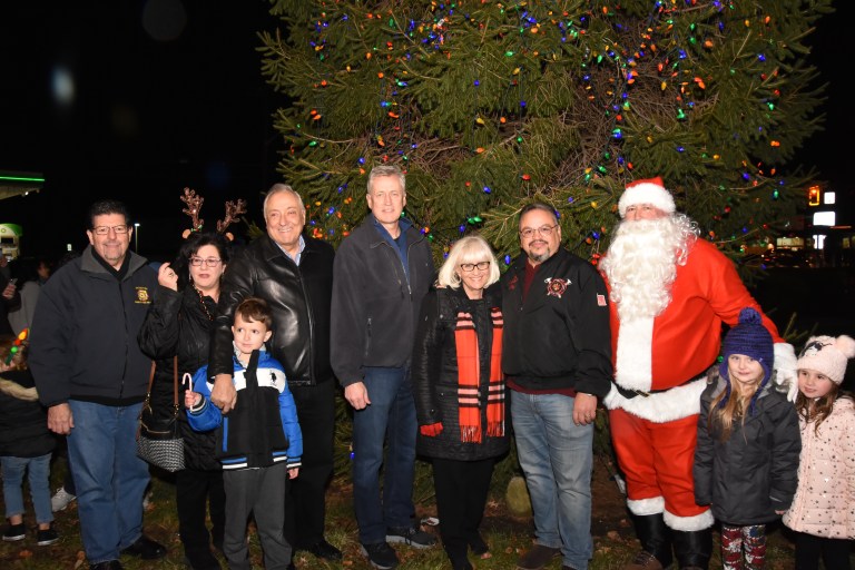 Garden City Park hosts annual tree lighting